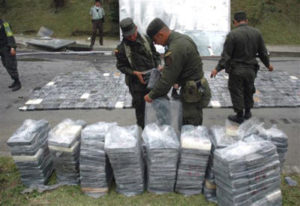 Scopri di più sull'articolo SOTTO PRESSIONE giornalismo in Colombia guerriglia narcotraffico paramilitari