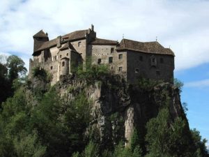 Scopri di più sull'articolo CASTELLI del Trentino Alto Adige tra storia e leggenda