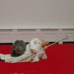 MAURIZIO CATTELAN arte puerile in mostra a Milano